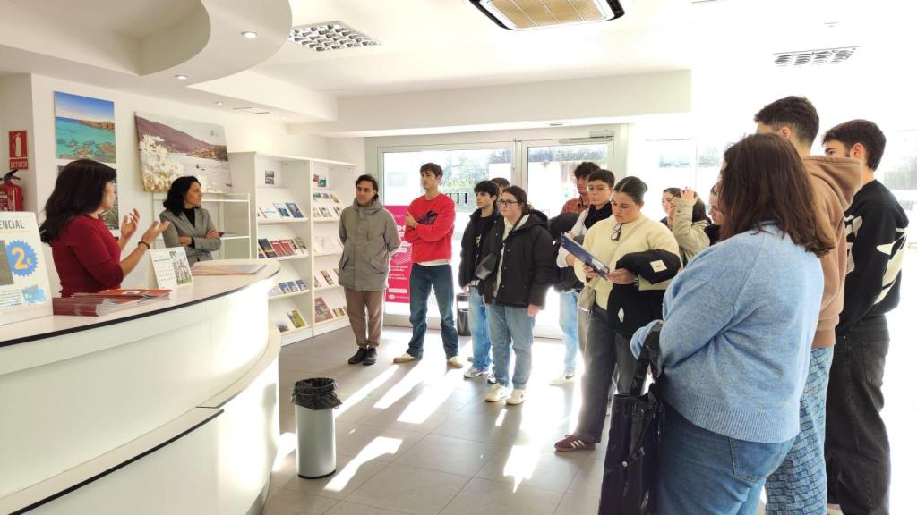 Imagen de la oficina atendiendo visitantes.