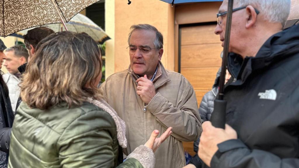 José Julián Gregorio visita a los vecinos de Talavera de la Reina.