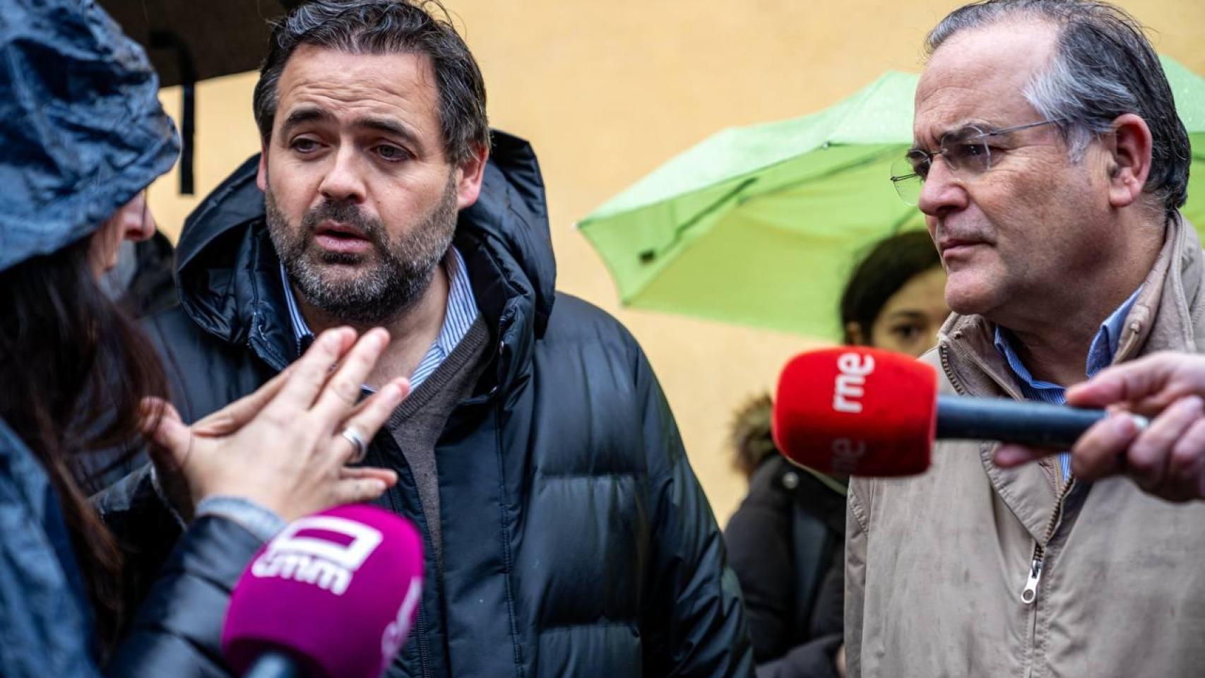 Paco Núñez y José Julián Gregorio durante su visita a la zona más afectada de la ciudad de Talavera.