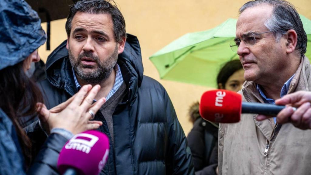 Paco Núñez y José Julián Gregorio durante su visita a la zona más afectada de la ciudad de Talavera.