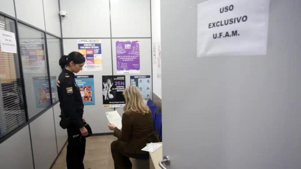 Una policía miembro de la UFAM asistiendo a una mujer en una imagen de archivo.