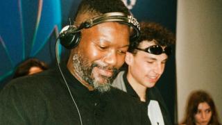 Djibril Cissé, actuando como DJ en un evento de la Champions League