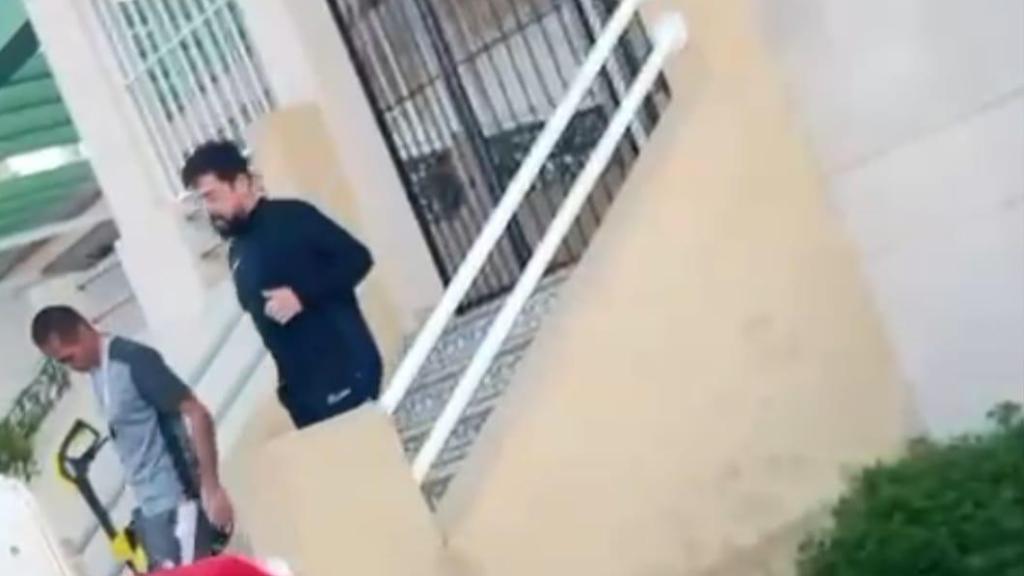 Los sospechosos saliendo del apartamento.