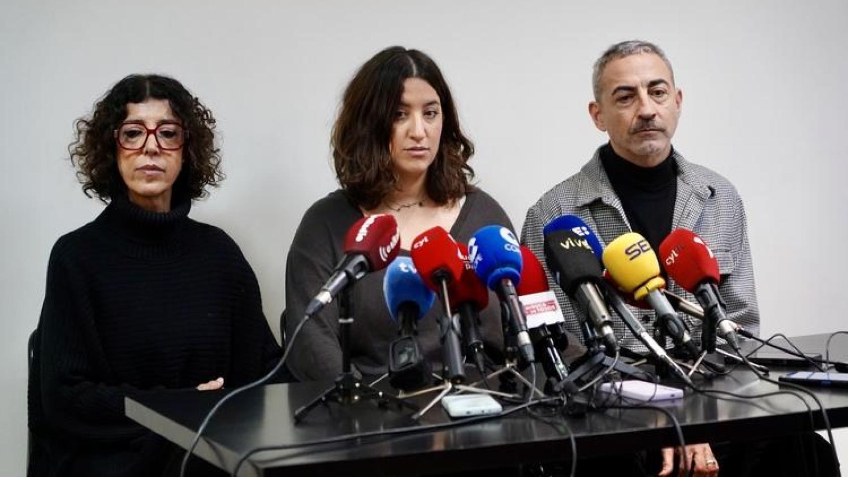 Carla Delgado, en el centro de la imagen, junto a sus padres.