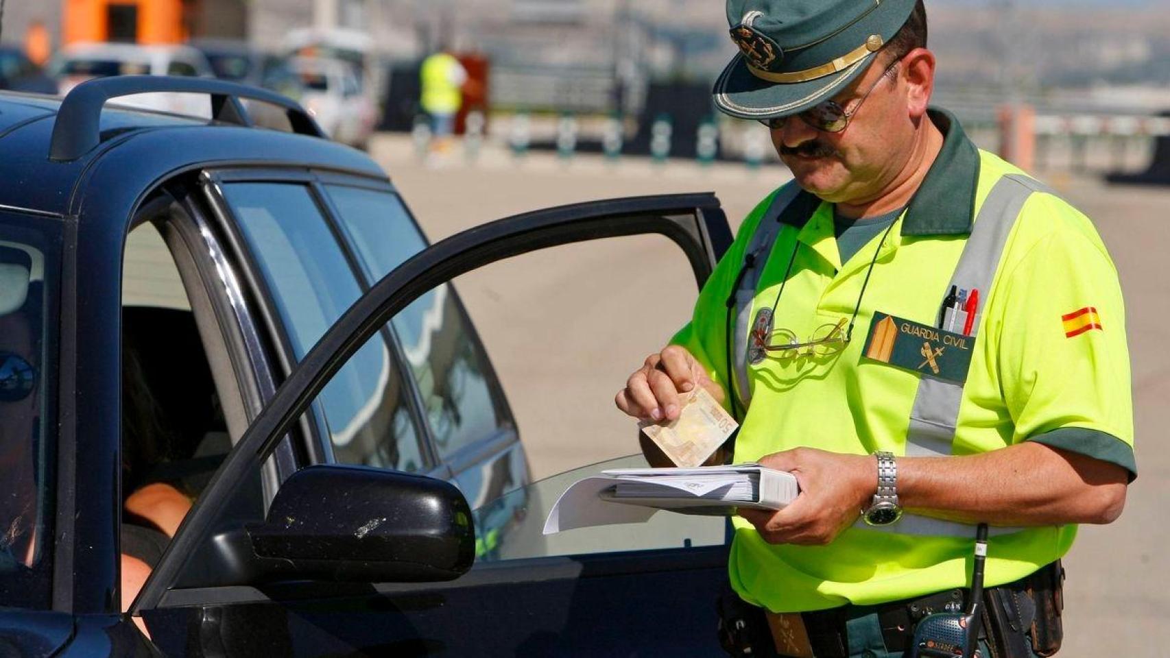 Un guardia civil, poniendo una multa por velocidad