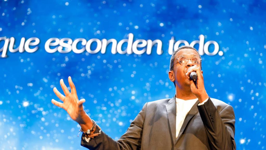 Ismailah Thiam Ramos interpretando el tema 'Una palabra' del cantautor cubano Carlos Varela.