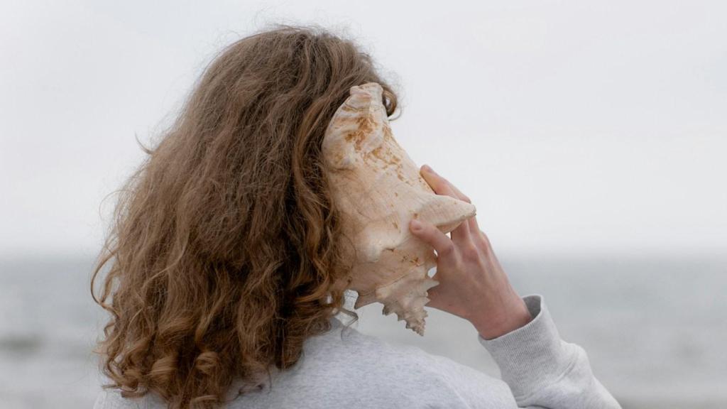 Las mujeres escuchan mejor que los hombres, según la revista Nature.