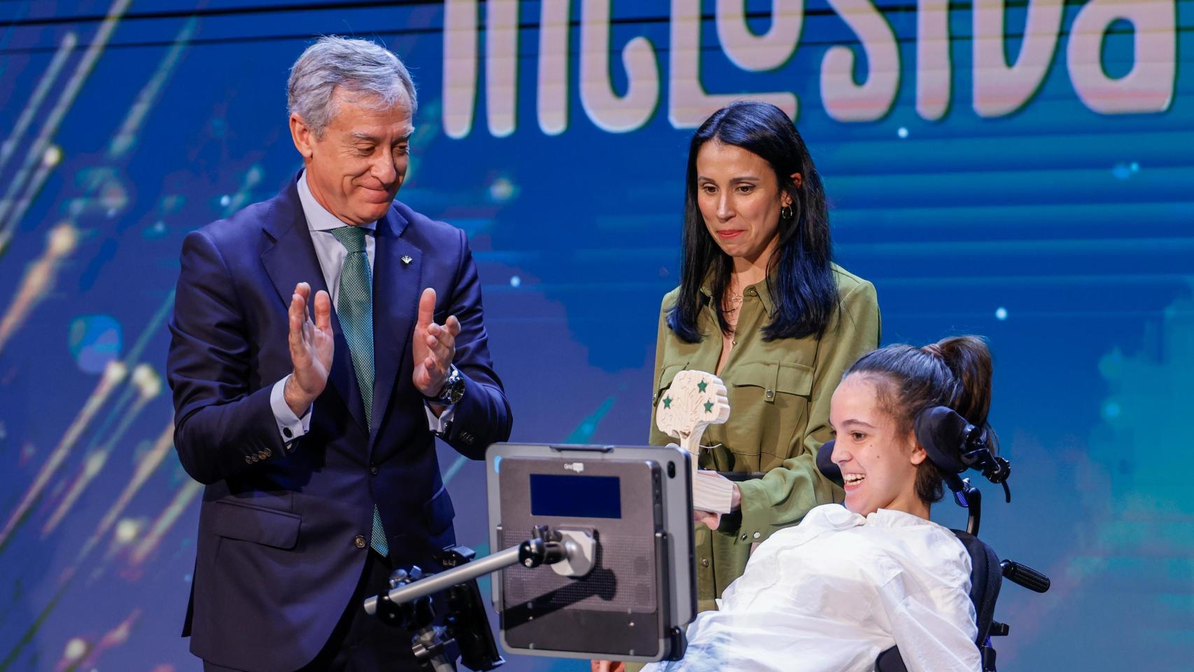 Javier López Martín, presidente de Fundación Eurocaja Rural en el escenario entregando uno de los reconocimientos.