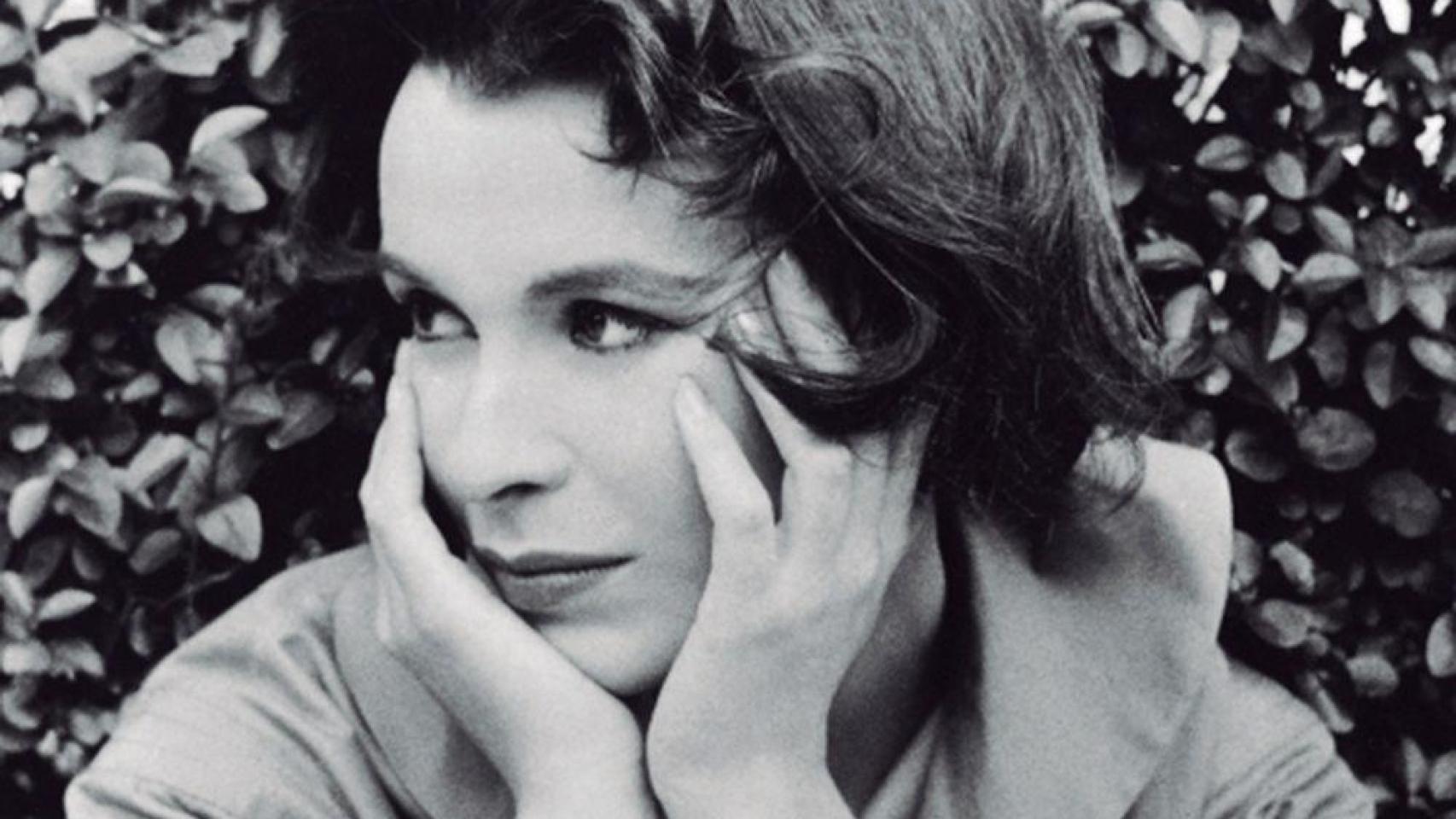 Detalle de portada de la novela 'Adiós a una casa de muñecas', de Claire Bloom.