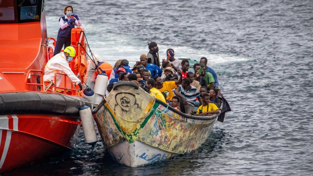 Rescate de Salvamento Marítimo de un cayuco con 73 personas en la isla canaria de El Hierro el pasado octubre.
