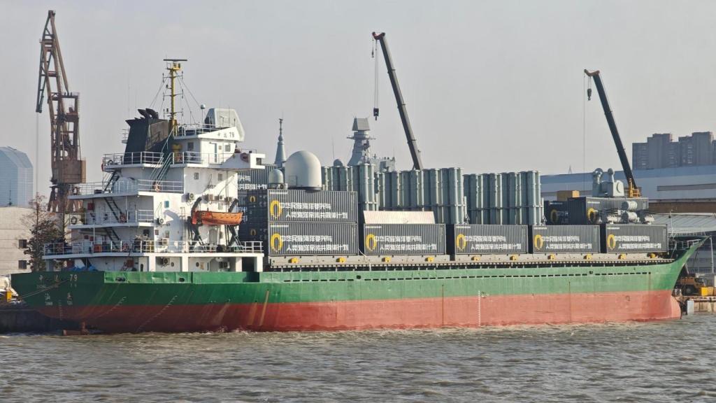 Buque mercante chino con lanzadores de misiles en contenedores, radar militar y sistema de defensa antiaérea en la proa