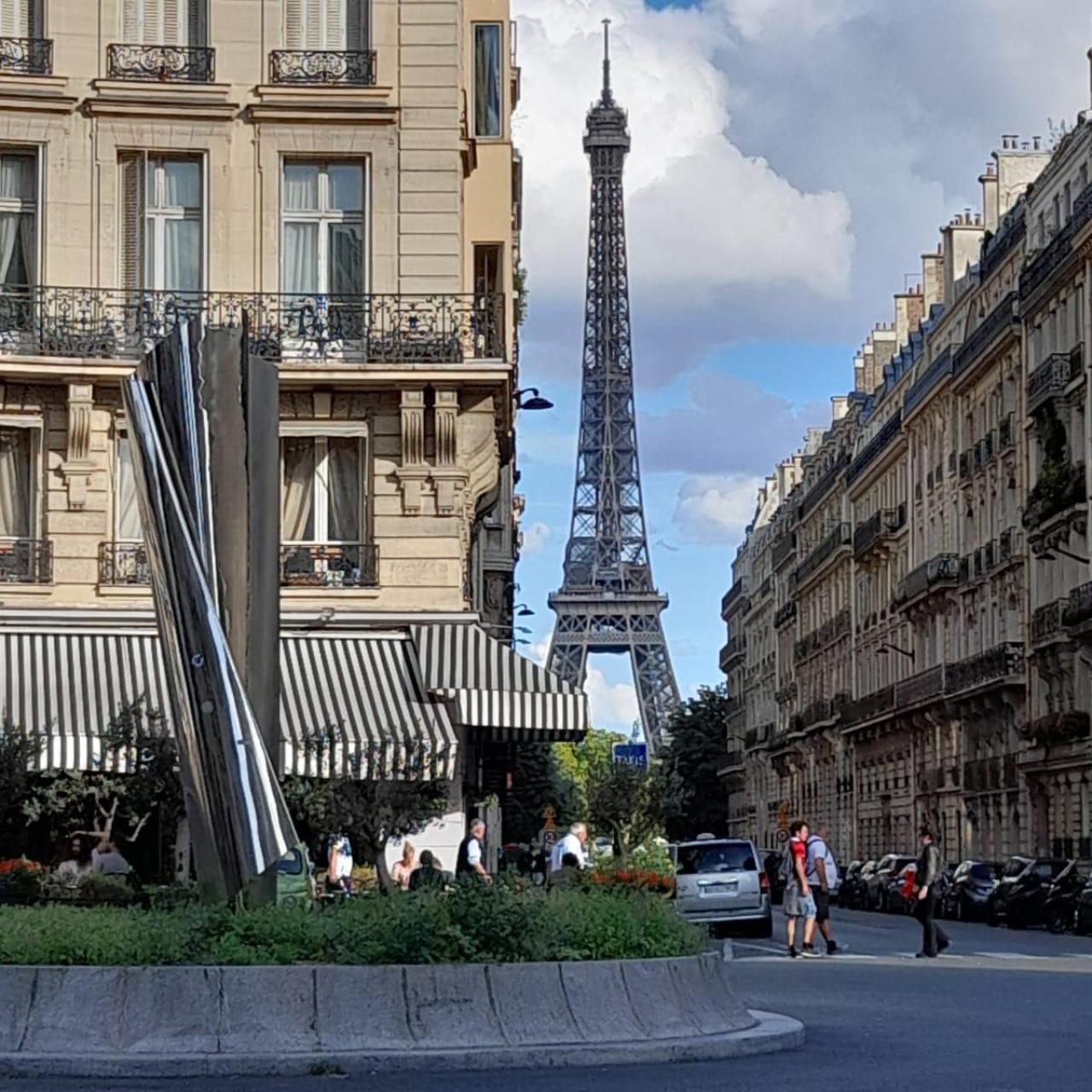La Torre Eiffel, al fondo de la calle que sale de plaza de México.