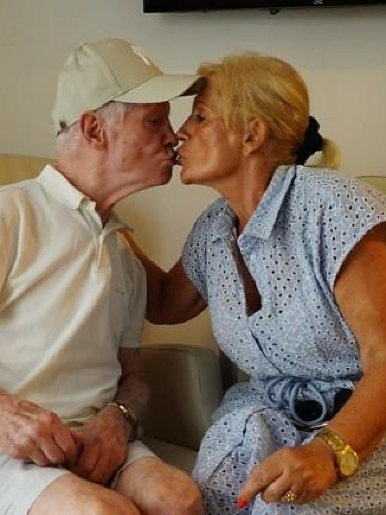 José Bisbal besando a su mujer, hoy viuda, María Ferre.