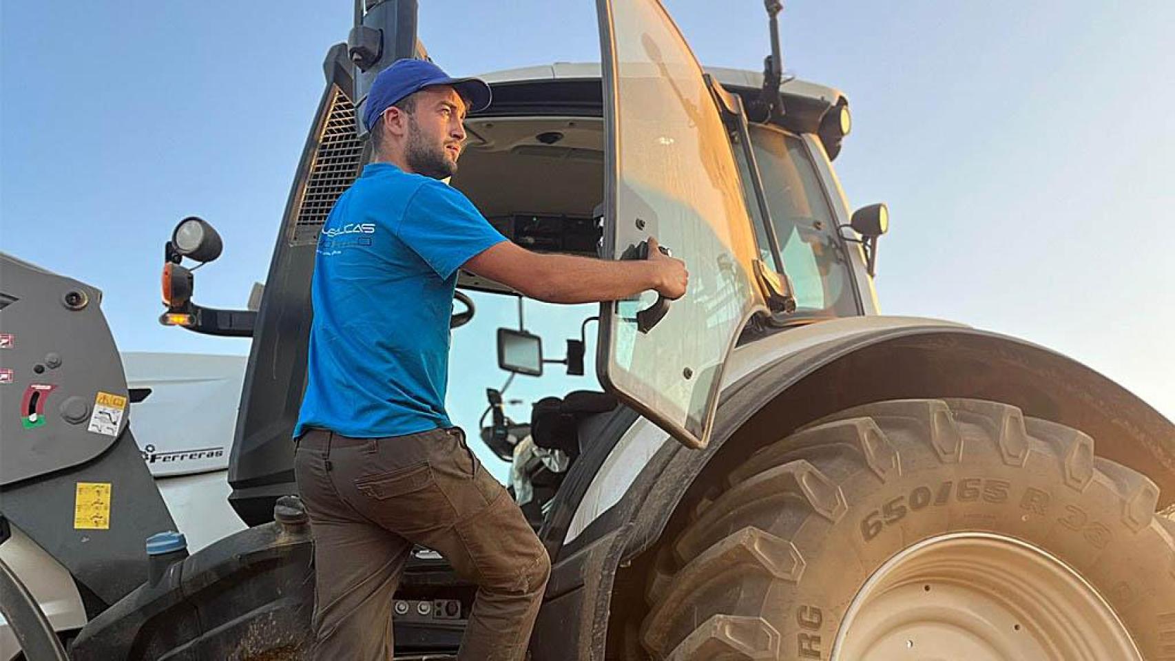 José Ramos subiéndose a un tractor.