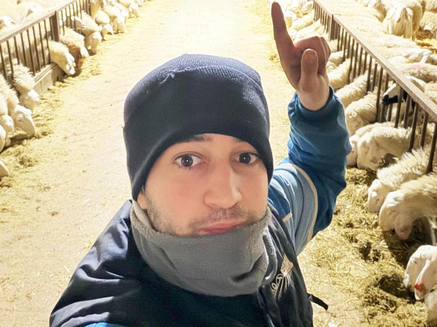 José en su granja de ovejas en la provincia de Zamora.