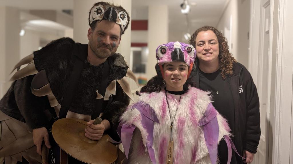 La familia, entre los camerinos.