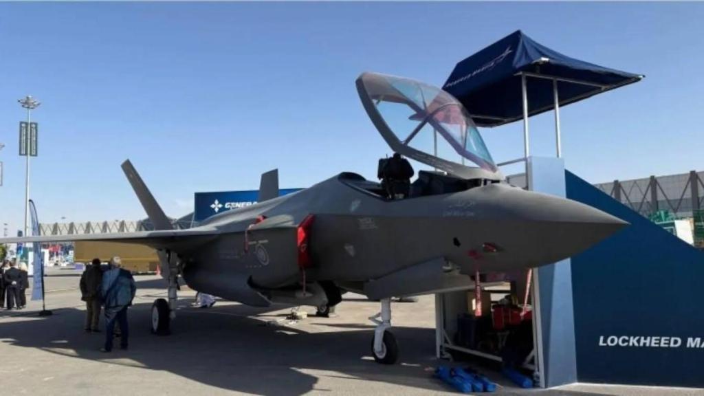 maqueta a escala real del caza F-35 Lightning II con distintivos saudíes en el World Defense Show