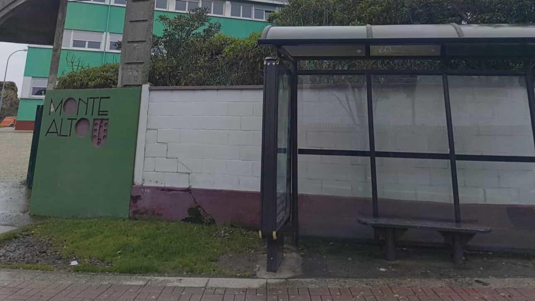 Imagen de la parada de bus delante del centro educativo.