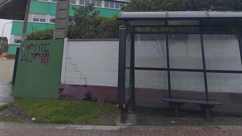 Imagen de la parada de bus delante del centro educativo.