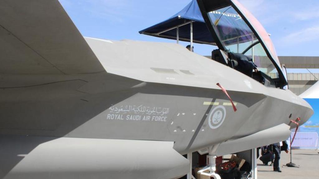 Detalle caza F-35 Lightning II con distintivos saudíes en el World Defense Show.