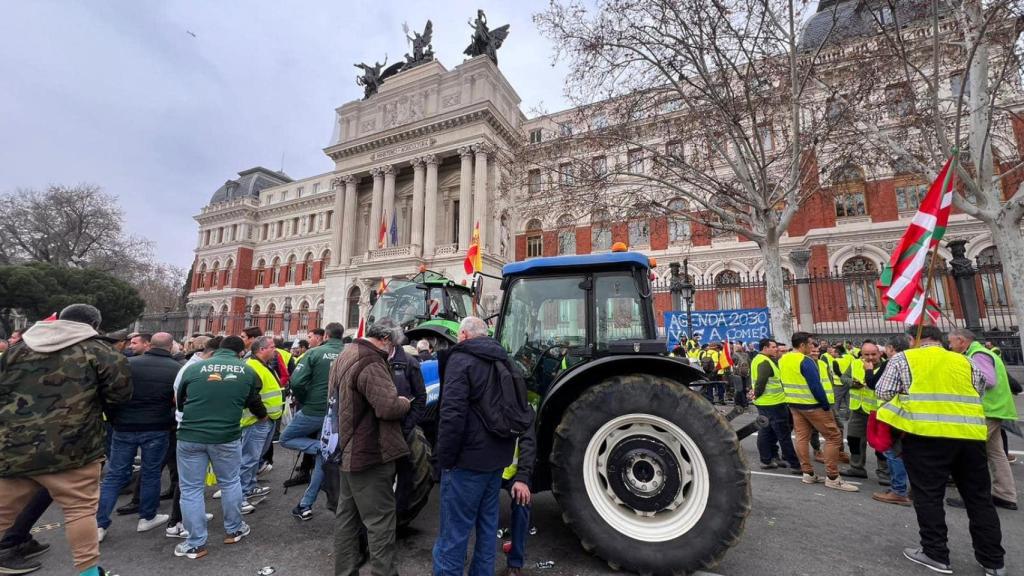 Imagen de archivo de un tractor frente al Ministerio de Agricultura, Ganadería y Pesca.