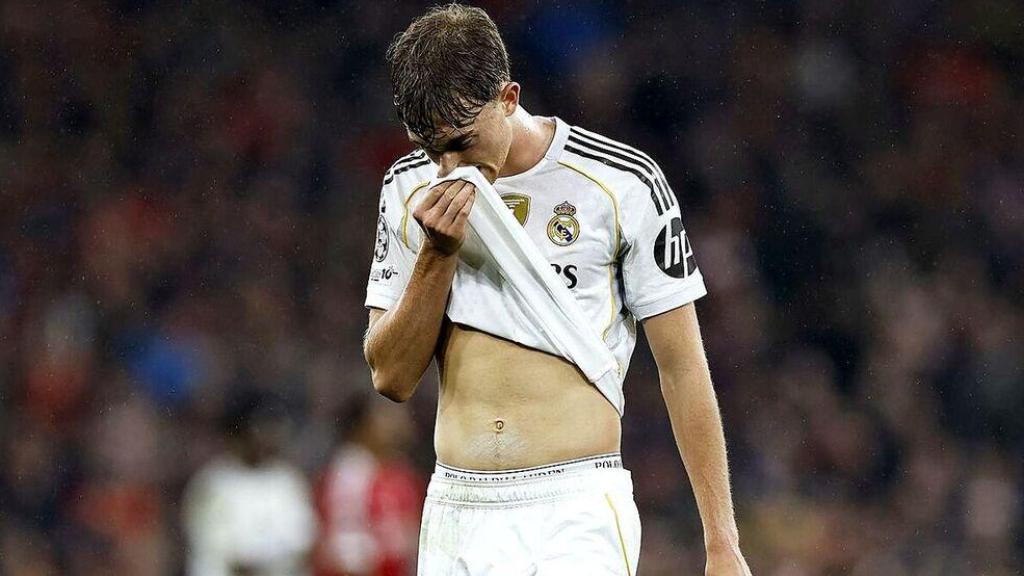 Huijsen se lamenta durante un partido con el Real Madrid.