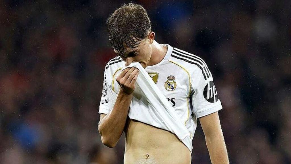 Huijsen se lamenta durante un partido con el Real Madrid