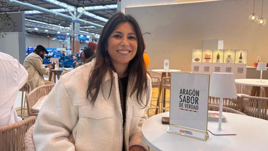 Salz Medina tras entregarle su regalo al rey Felipe VI en FIMA en Zaragoza