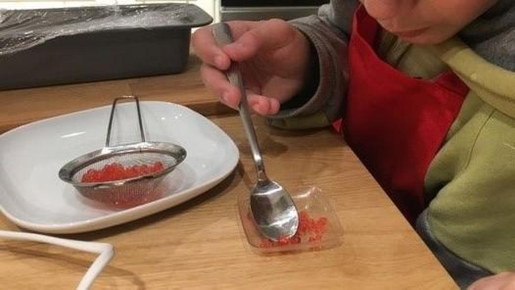 Un niño en el taller de gastronomía molecular