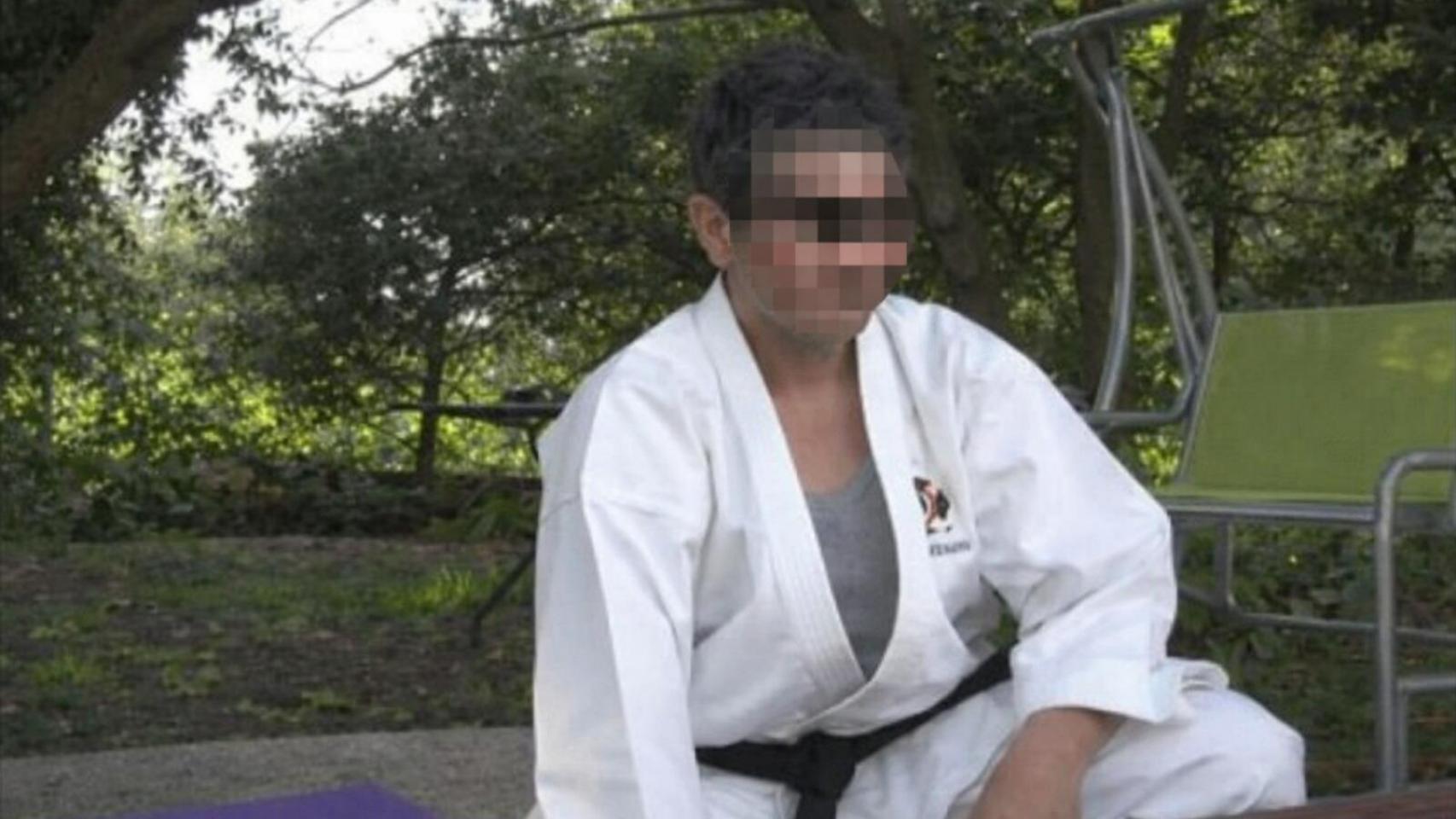 José María, docente jubilado de Secundaria, con su kimono de artes marciales.