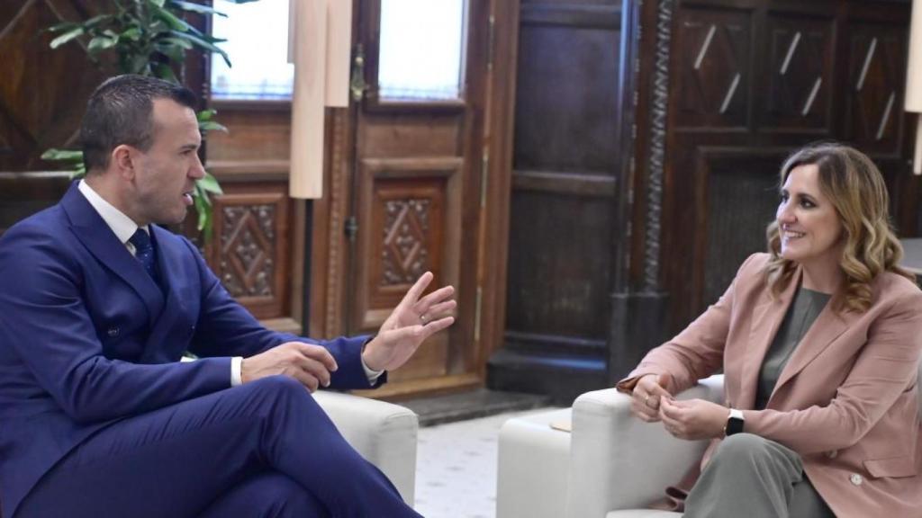 Vicente Mompó junto a María José Catalá. EE