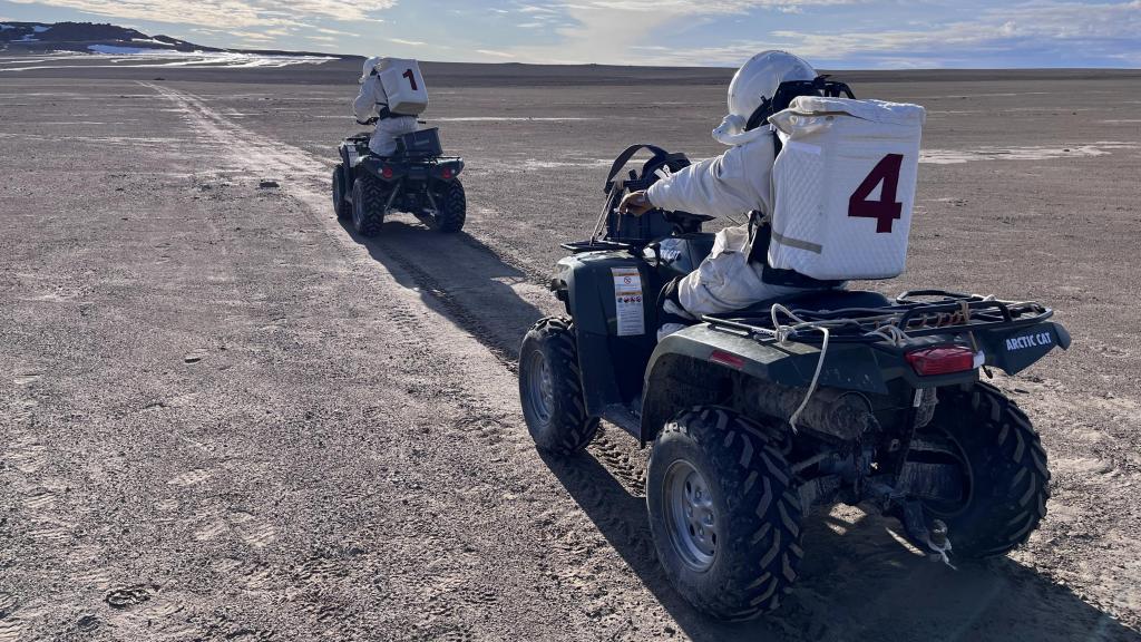 La tripulación es intergeneracional y multidisciplinar, con profesionales especializadas en campos diversos.