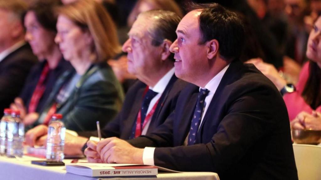 Juanfran Pérez Llorca, junto a Vicente Boluda en la asamblea general de AVE. EE
