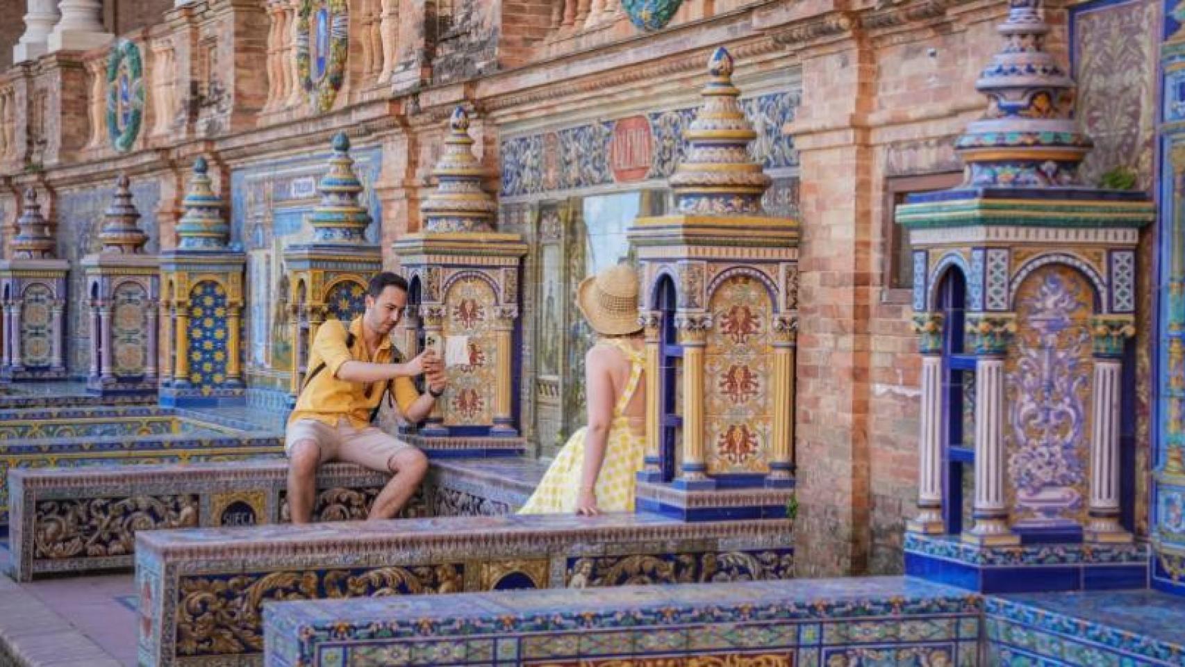 Imagen de dos turistas.