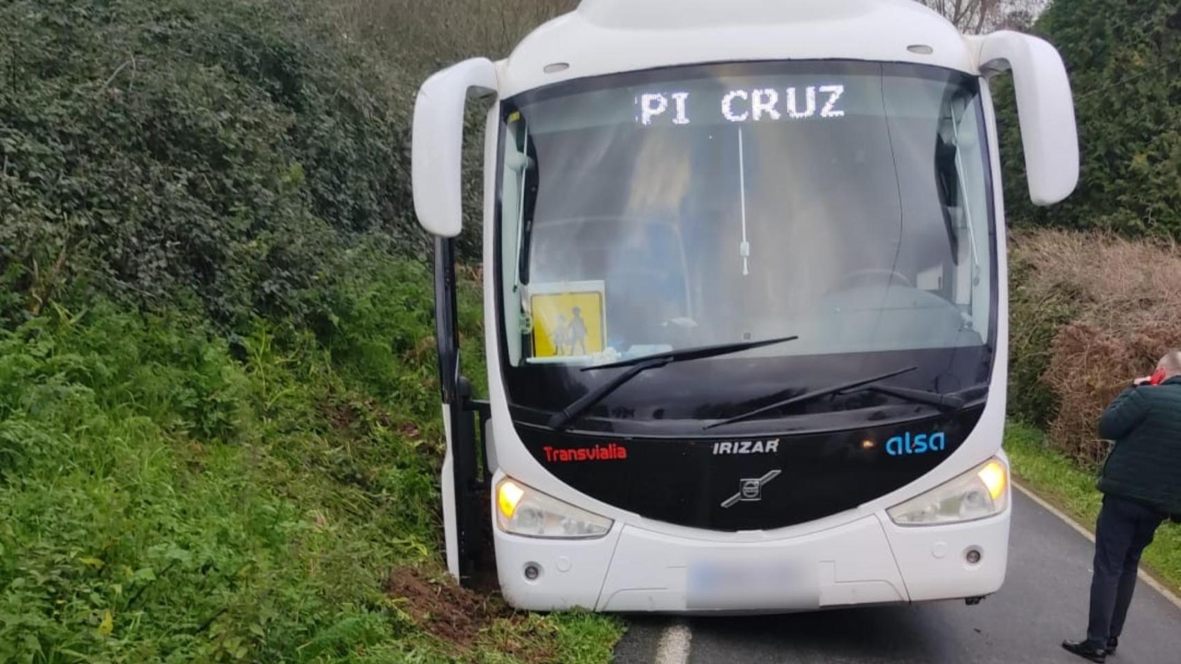 Un autobús escolar se queda atascado en una cuneta en Bergondo (A Coruña)