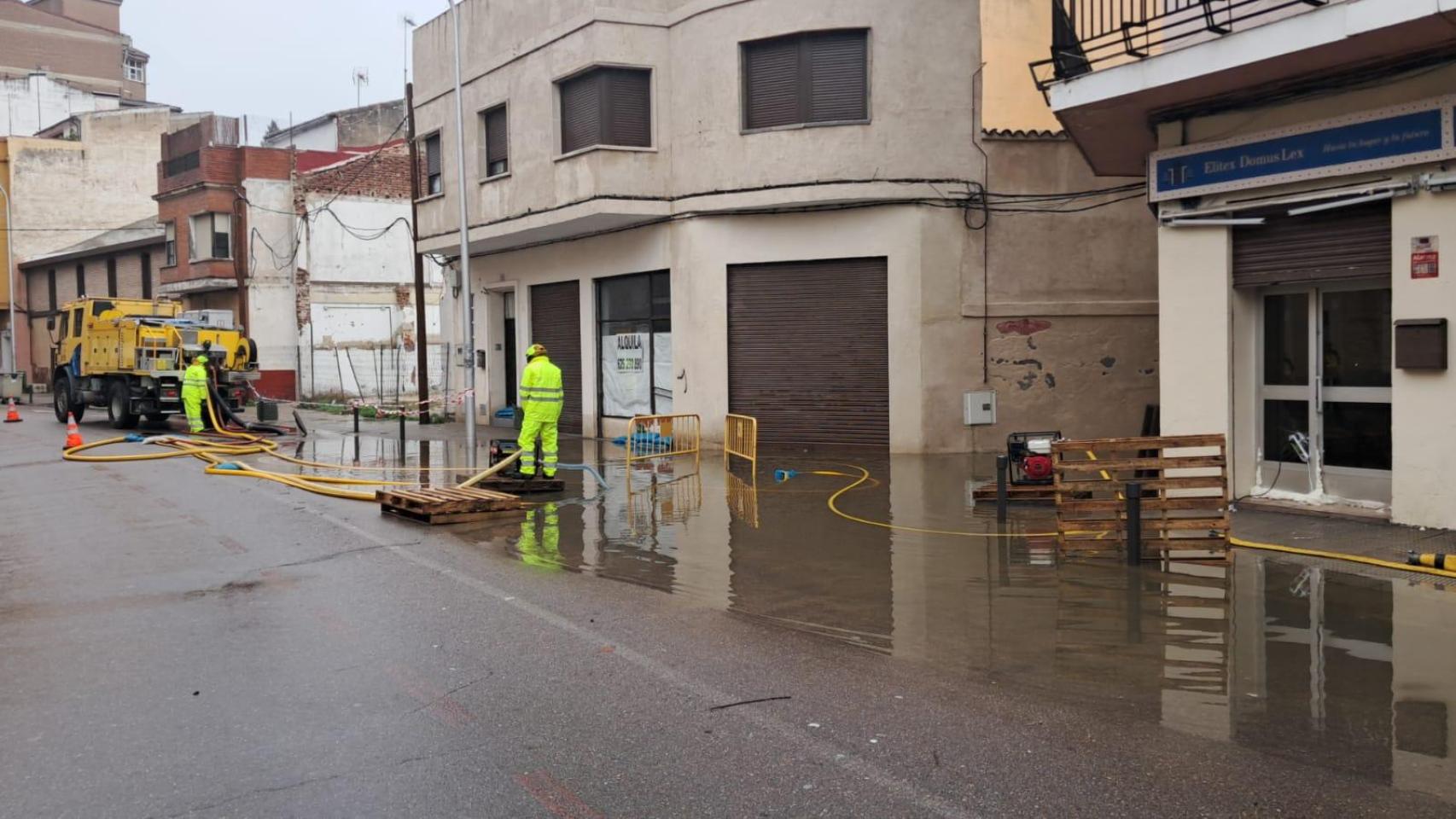 Efectivos del Infocam achicando agua en Talavera de la Reina.