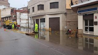 Efectivos del Infocam achicando agua en Talavera de la Reina.