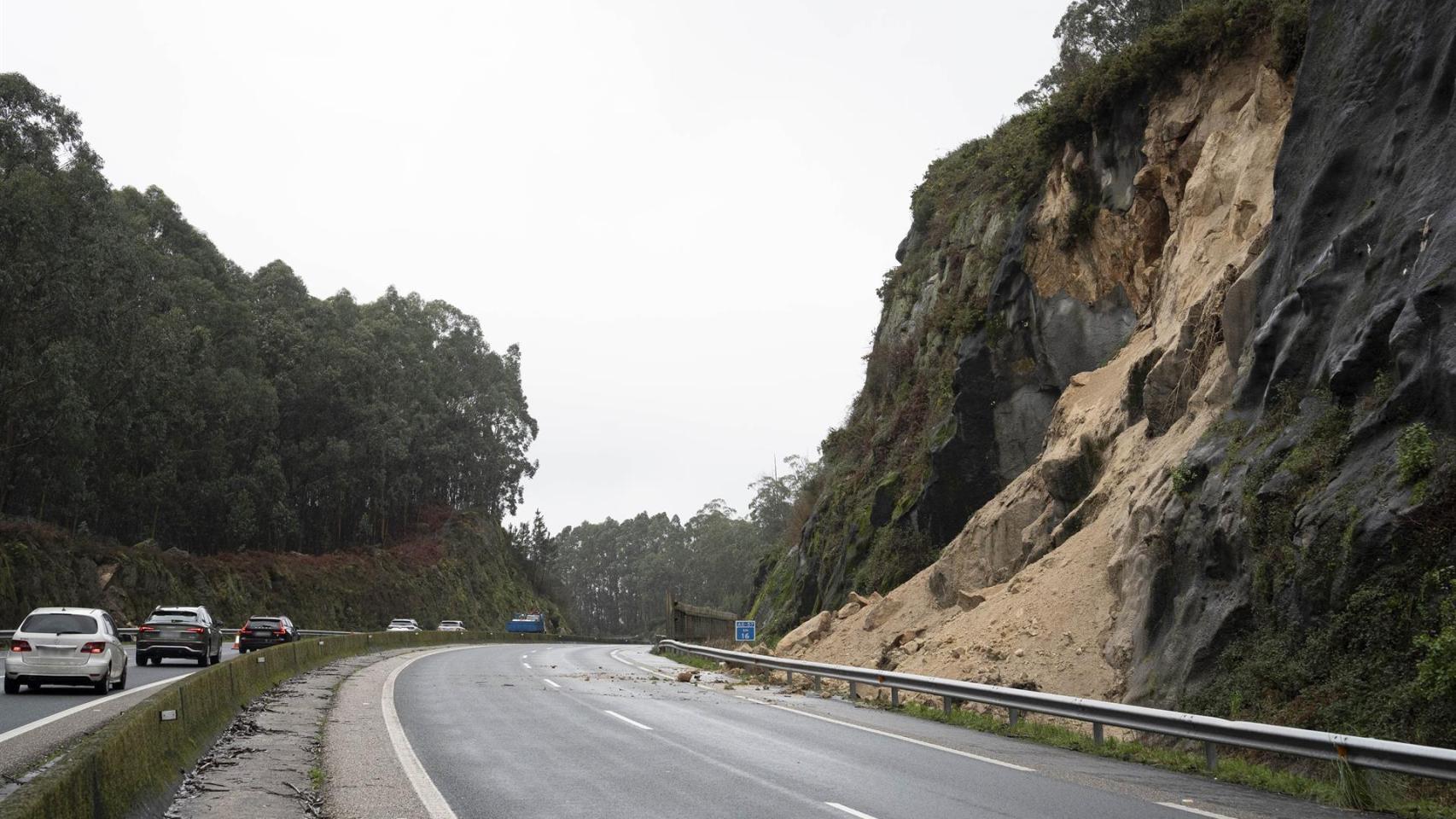 Un desprendimiento de tierra obliga a cortar la autopista que une Vigo con Baiona, a la altura de Gondomar