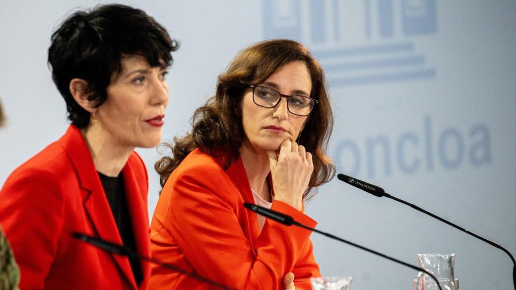 La ministra portavoz del Gobierno, Elma Saiz, y la ministra de Sanidad, Mónica García, este martes en Moncloa.