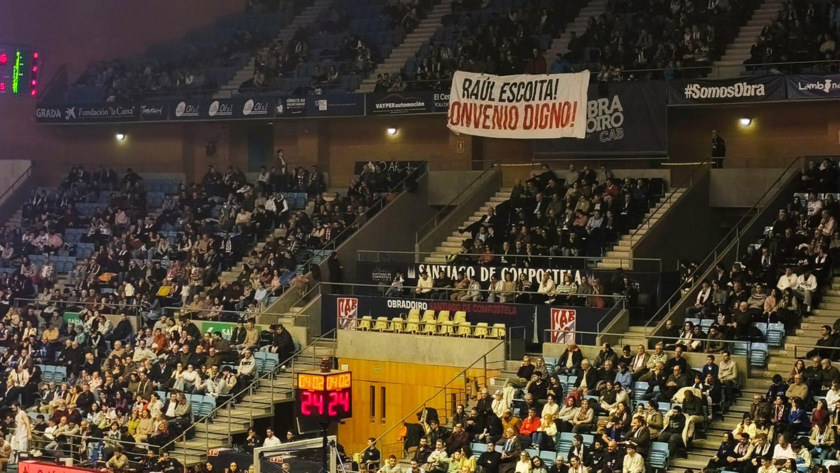 Imagen de la pancarta sobre el palco presidencial.