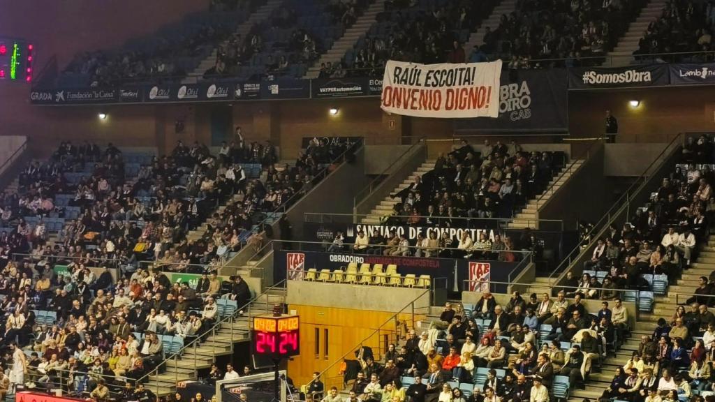 Imagen de la pancarta sobre el palco presidencial.