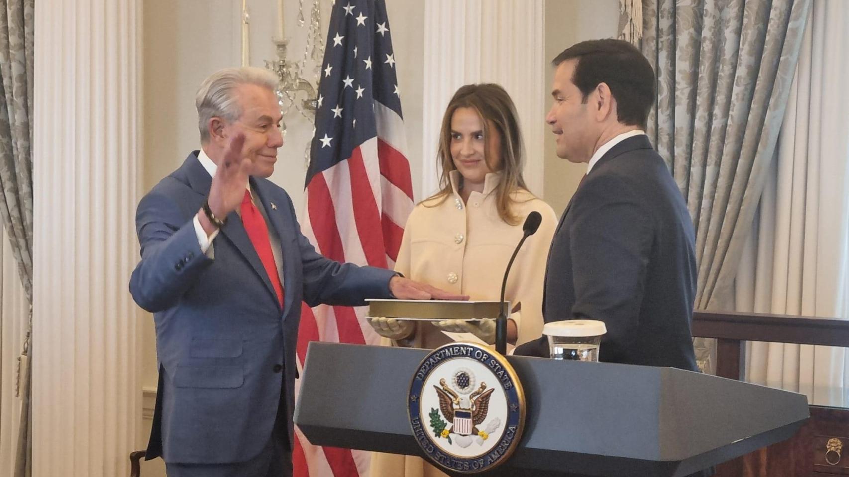El empresario Benjamín León jura su cargo como nuevo embajador de Estados Unidos en España ante Marco Rubio