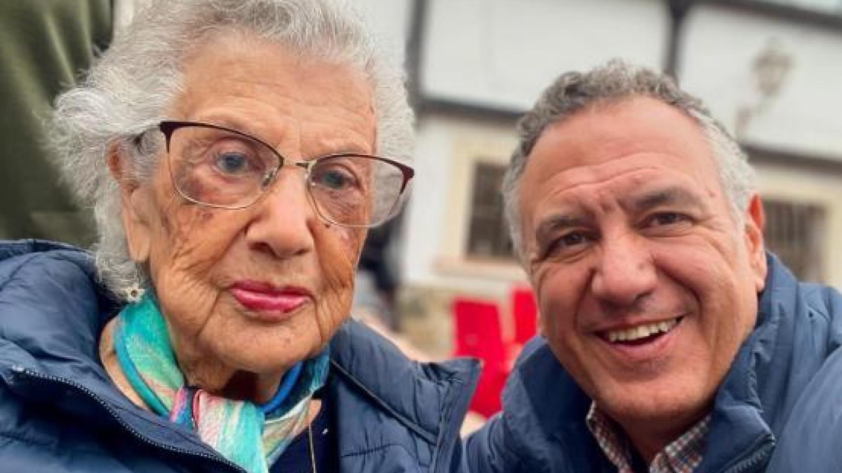 Felicidad Hidalgo junto a su hijo, Roberto Brasero.