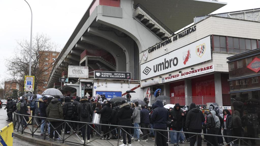 Aficionados del Rayo Vallecano el pasado sábado en las puertas del estadio de Vallecas