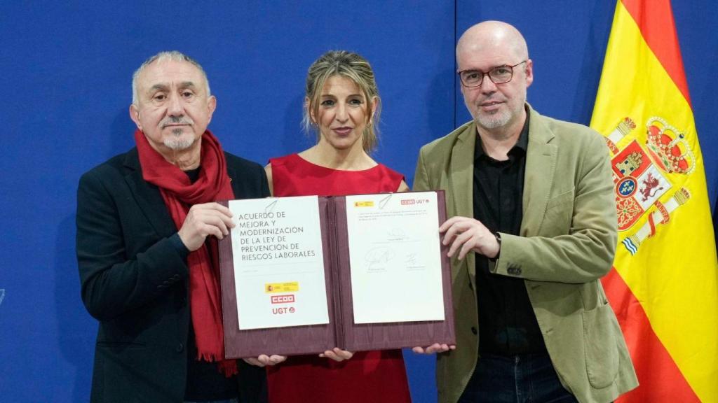 La vicepresidenta segunda y ministra de Trabajo, Yolanda Díaz, el secretario general de CCOO, Unai Sordo (d), y su homólogo de UGT, Pepe Álvarez, posan durante la firma de un acuerdo para actualizar y modernizar la ley de prevención de riesgos laborales, este martes, en el Ministerio de Trabajo