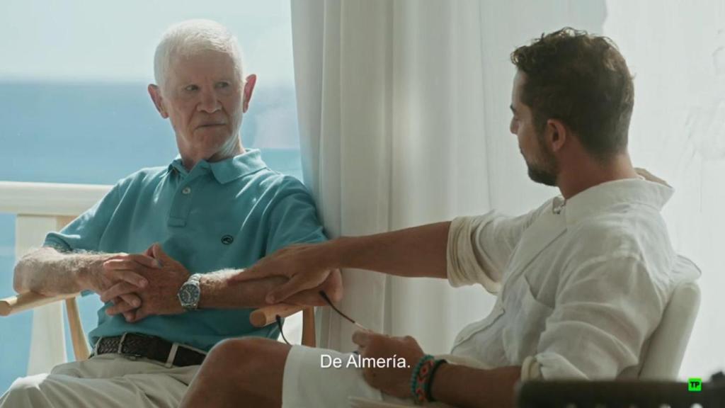 David Bisbal coge del brazo a su padre en su documental de Movistar Plus+.
