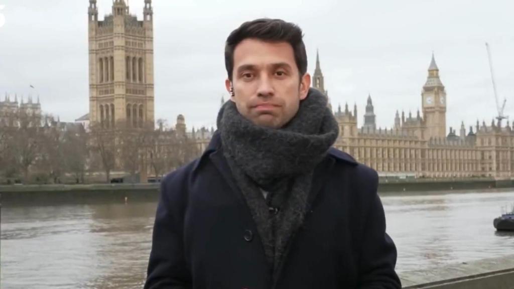 Marc Calderó, durante su conexión con 'Informativos Telecinco'.