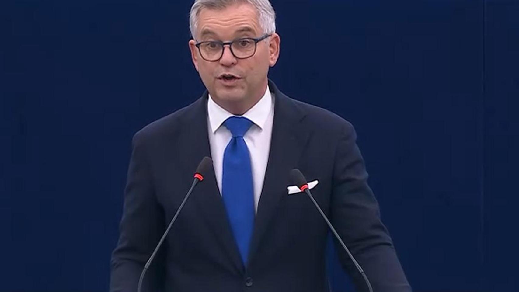 El comisario de Inmigración, Marcus Brunner, en la Eurocámara, durante el debate sobre la regularización masiva en España.