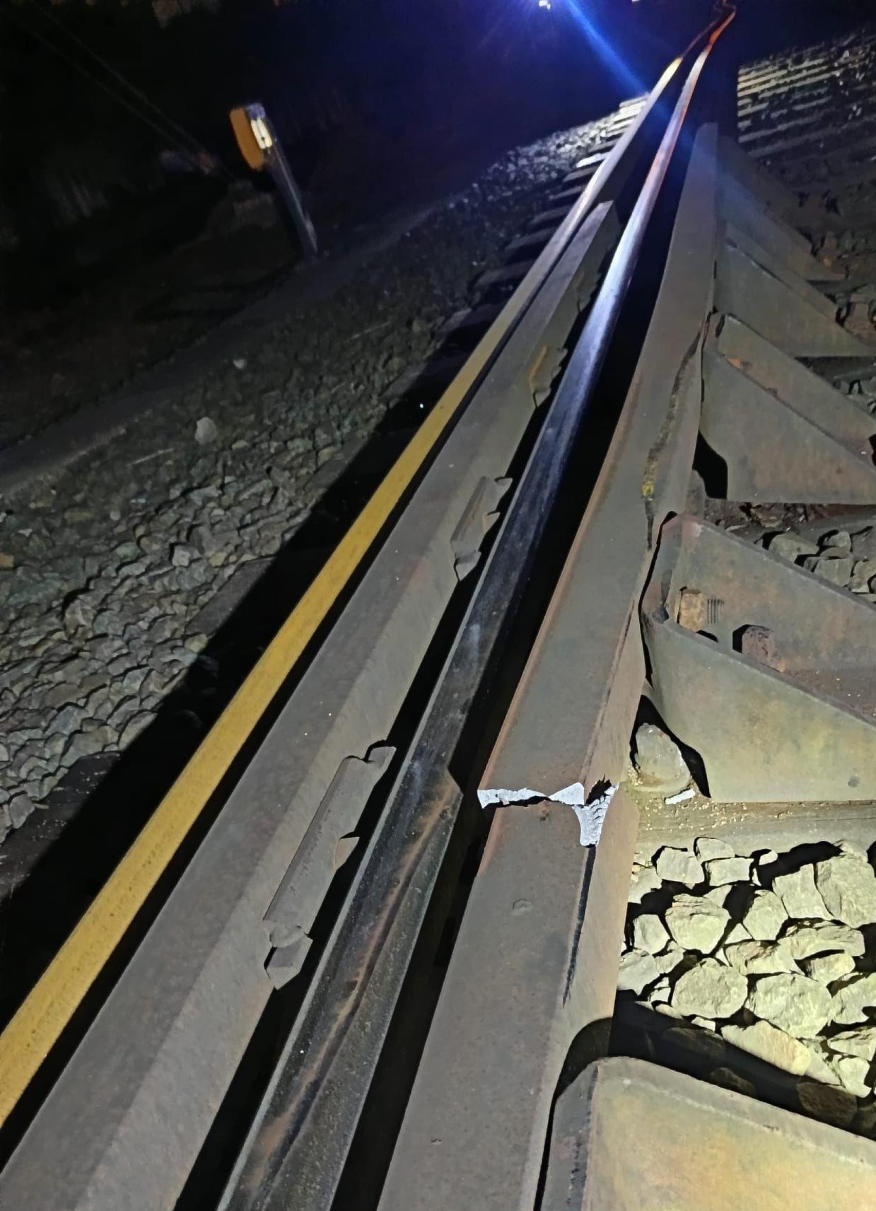 Rotura del carril a la altura del descarrilamiento del convoy, en la estación de Belaskoenea (Irún).