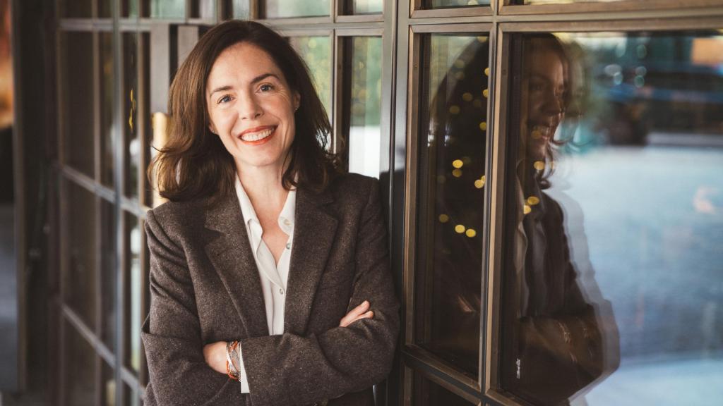 La directiva posa en las instalaciones del alojamiento para la cámara de Magas.